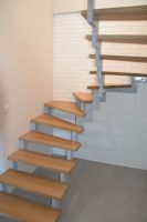 schody dębowe na metalowej konstrukcji
